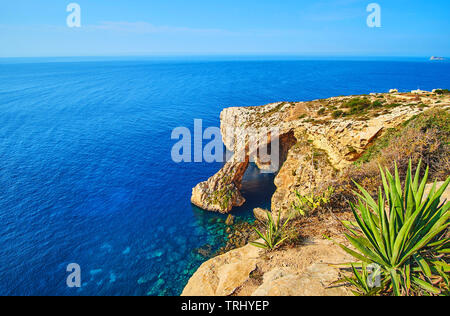 Beachten Sie die Felsen der Blauen Grotte mit Filfla Insel auf dem Hintergrund, Wied iz-Zurrieq Dorf, Malta. Stockfoto