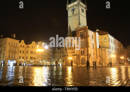 La Place de la Vieille Ville et la Tour de l'Horloge de Nuit. Prag. Der Tschechischen Republik. Stockfoto