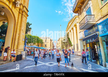 VALLETTA, MALTA - 18. JUNI 2018: die Republic Street ist zentrale pdestrian Gegend der Stadt mit großen Mengen von fshion speichert, Souvenirstände, touristische Ca Stockfoto