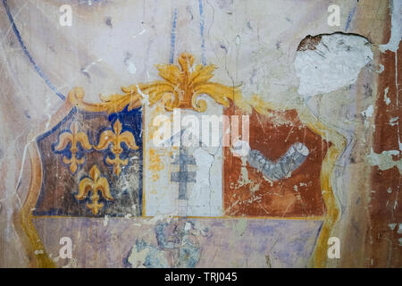 Detail der Johannes der Täufer Kirche Innenraum mit dem Wappen der Sapieha Stamm an der Wand, Halshany Dorf im Gebiet Grodno, Weißrussland Stockfoto