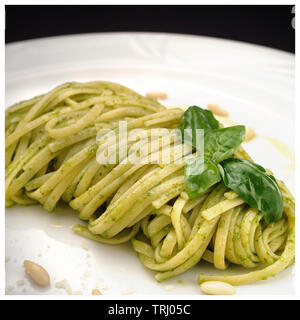 Italienische Küche Rezepte, traditionelle Pasta mit Genueser Pesto Stockfoto
