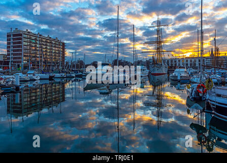 Stadtbild der Yacht Marina Hafen bei Sonnenuntergang im Herzen von Ostende an der Nordsee, Belgien. Stockfoto