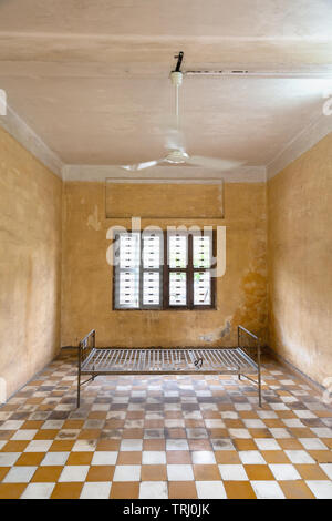 Bett im verhörraum am Tuol Sleng Genozidmuseum, Phnom Penh, Kambodscha, Asien Stockfoto