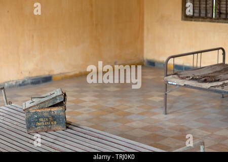 Bett im verhörraum am Tuol Sleng Genozidmuseum, Phnom Penh, Kambodscha, Asien Stockfoto