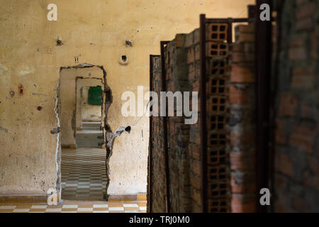 Zeilen von Backstein Gefängniszellen in Tuol Sleng Genozidmuseum, Phnom Penh, Kambodscha, Asien Stockfoto