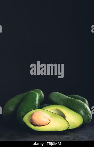 Closeup Hälften der frische reife Avocado mit großen Samen auf Gips Fläche platziert Stockfoto