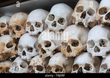 Stapel von menschlichen Schädeln an der Choeung Ek Völkermord Denkmal Stupa in den Killing Fields, Phnom Penh, Kambodscha, Asien Stockfoto