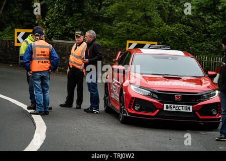 Marshals Inspektion der Kurs mit dem Kurs Inspektion Auto, Isle of Man TT, braddan Brücke, Insel Man, Großbritannien Stockfoto