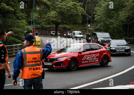 Marshals Inspektion der Kurs mit dem Kurs Inspektion Auto, Isle of Man TT, braddan Brücke, Insel Man, Großbritannien Stockfoto