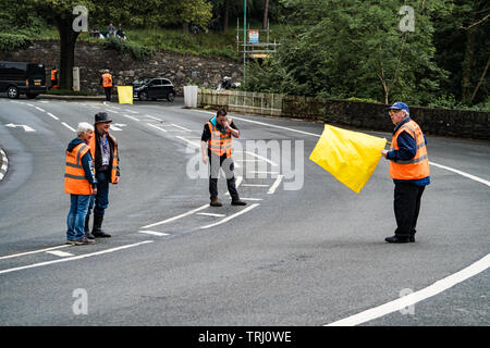 Marshals Inspektion der Kurs unter gelber Flagge, Isle of Man TT, braddan Brücke, Insel Man, Großbritannien Stockfoto