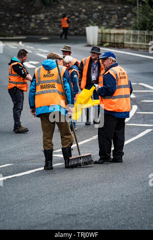 Marshals Inspektion der Kurs unter gelber Flagge, Isle of Man TT, braddan Brücke, Insel Man, Großbritannien Stockfoto