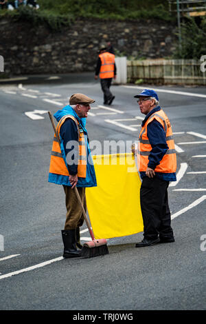 Marshals Inspektion der Kurs unter gelber Flagge, Isle of Man TT, braddan Brücke, Insel Man, Großbritannien Stockfoto