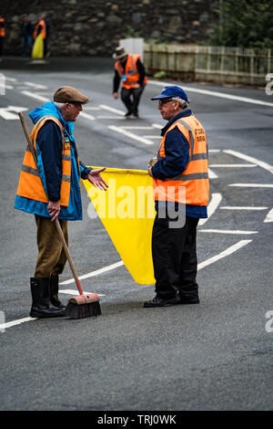 Marshals Inspektion der Kurs unter gelber Flagge, Isle of Man TT, braddan Brücke, Insel Man, Großbritannien Stockfoto