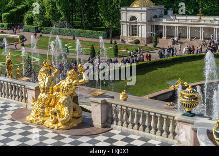 Zwei Skulpturen von tritons Einblasen in Senken in die Große Kaskade und Teil der Brunnen des Voronikhin Kolonnaden in Peterhof Palace Stockfoto