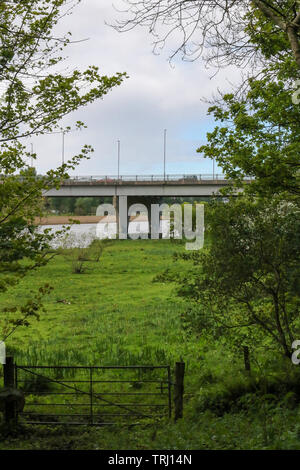 Der Verkehr auf der Brücke über den Fluss Sandelford Bann in Coleraine an einem grauen Tag.. Stockfoto