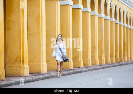 Schöne Frau zu Fuß rund um den ummauerten Stadt in Cartagena de Indias Stockfoto