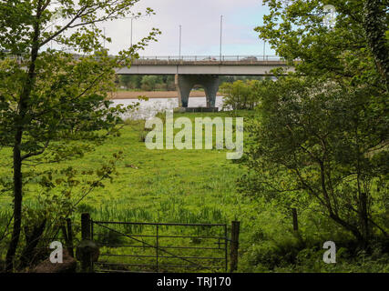 Blick vom Sandelford Mountsandel Holz auf die Straßenbrücke über den Fluss Bann in Coleraine, County Londonderry, Nordirland. Stockfoto