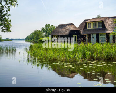 Ein Haus im traditionellen Stil auf dem See "Ankeveense Plassen', durch Torfabbau angelegt, in Ankeveen, Niederlande. Stockfoto