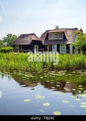 Ein Haus im traditionellen Stil auf dem See "Ankeveense Plassen', durch Torfabbau angelegt, in Ankeveen, Niederlande. Stockfoto