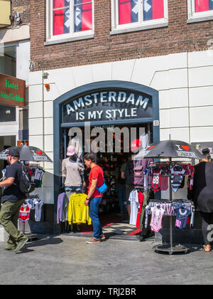 Ein tourist Shop in Amsterdam, Niederlande. Stockfoto