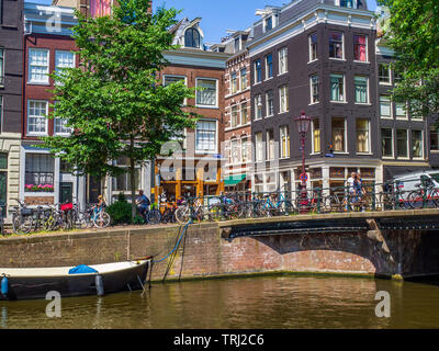 Kanal Häusern in Amsterdam, die Hauptstadt der Niederlande. Stockfoto