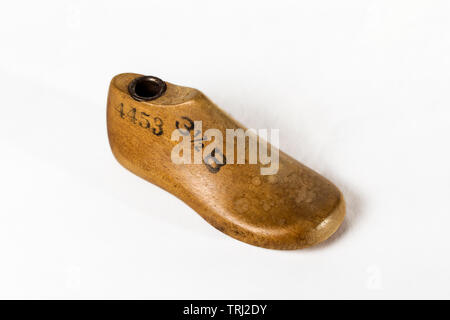 Eine antike Kinder Schuh Form auf weißem Hintergrund Stockfoto