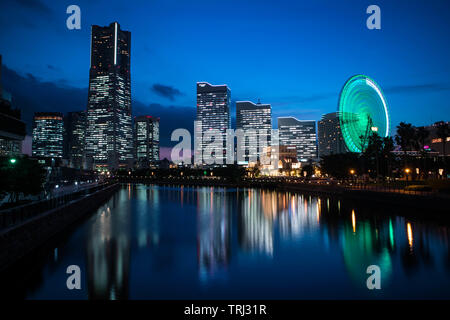 Minato Mirai Nachtansicht mit Beleuchtung und Reflexion. Querformat. Stockfoto