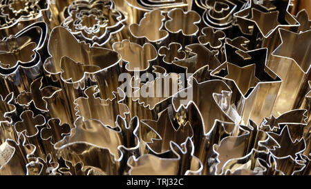 Nahaufnahme von einer Vielzahl von metallischen kochen Messer in verschiedenen Formen. Stockfoto