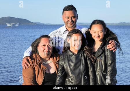 Portrait einer jungen Maori Familie im Freien Stockfoto