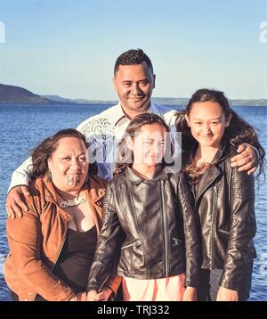 Portrait einer jungen Maori Familie im Freien Stockfoto