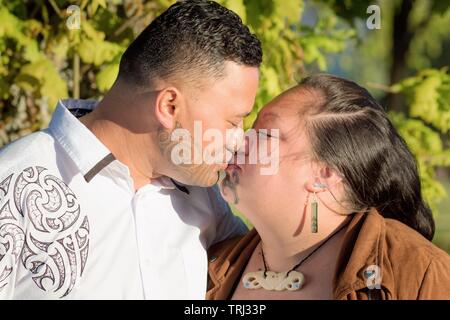 Porträt eines attraktiven Maori paar Küssen genommen im Freien Stockfoto