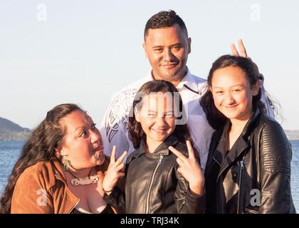 Portrait einer jungen Maori Familie im Freien Stockfoto