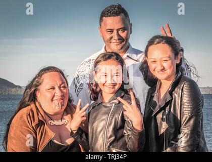 Portrait einer jungen Maori Familie im Freien Stockfoto