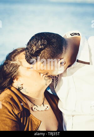 Porträt eines attraktiven Maori Paar genommen im Freien Stockfoto