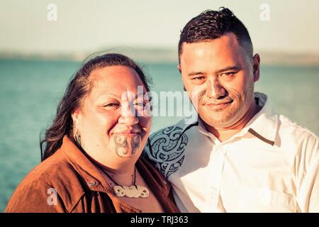 Porträt eines attraktiven Maori Paar genommen im Freien Stockfoto
