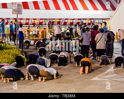 Singapur, 18. Mai 2019 - Devotees führen Sie die drei Schritte ein Bug Ritual auf der Bright Hill Tempel (Kong Meng San) auf Vesak Day. Stockfoto