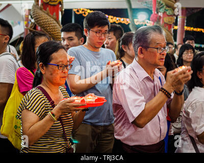 Singapur, 18. Mai 2019 - Devotees bieten Öllampen Buddha leuchtet auf Vesak Day auf der Bright Hill Tempel in Singapur Stockfoto