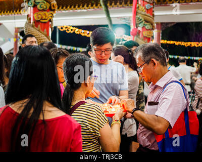 Singapur, 18. Mai 2019 - Devotees licht Öllampen auf Vesak Day auf der Bright Hill Tempel in Singapur Stockfoto