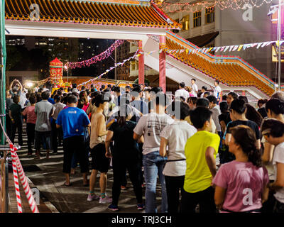 Singapur, 18. Mai 2019 - Rückansicht von Gläubigen, die in der Warteschlange warten die drei Schritte ein Bug Ritual auf der Bright Hill Tempel auf Vesak Day durchführen. Stockfoto