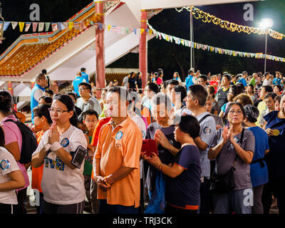 Singapur, 18. Mai 2019 - eine Schar von Anhängern in der Warteschlange die drei Schritte ein Bug Ritual auf der Bright Hill Tempel auf Vesak Tag ausführen Stockfoto