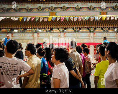 Singapur, 18. Mai 2019 - Devotees Warteschlange die drei Schritte ein Bug Ritual auf der Bright Hill Tempel (Kong Meng San) auf Vesak Tag ausführen Stockfoto