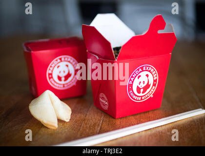 Takeout Boxen von Kung Pao Huhn von Panda Express Restaurant, ein Fortune cookie und chopstocks. Stockfoto