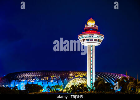 Singapur - 18. Mai 2019: Juwel Changi Airport ist eine gemischte Entwicklung am Flughafen Changi in Singapur, am 17. April 2019 eröffnet. Stockfoto