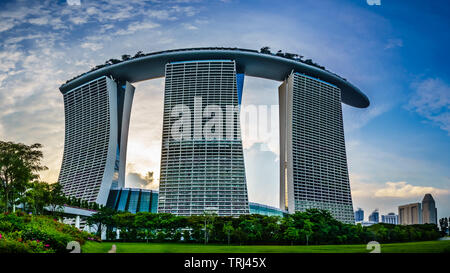 Singapur - 30 April 2019: Marina Bay Sands Blick von Gärten durch die Bucht. Stockfoto