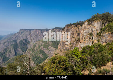 Säule Felsen mit blauem Himmel und Wolken in Kodaikanal tamilnadu Indien. Stockfoto