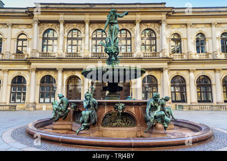 Hygieia Brunnen im Innenhof des Hamburger Rathauses oder Rathaus. Hamburg. Deutschland Stockfoto