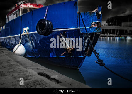 Ein altes Schiff im Dock. Einen alten blauen Schiff im Dock auf schwarzen und weißen Hintergrund. Stockfoto