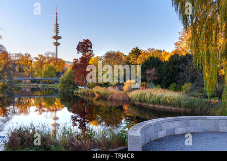 City Park Planten un Blomen im Herbst. Anzeigen von Heinrich Hertz Turm ist radio Telecommunication Tower in Hamburg. Deutschland Stockfoto