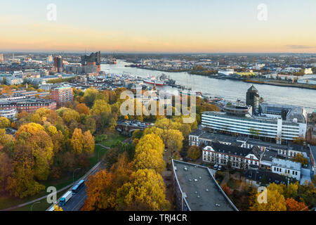 Blick auf Hamburg mit Hafen, und Neue Elbphilharmony auf Sonnenuntergang im Herbst. Deutschland Stockfoto