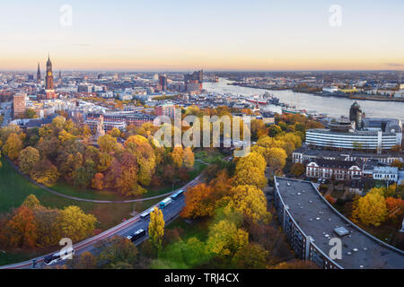 Blick auf Hamburg mit Michel, Hafen, und Neue Elbphilharmony auf Sonnenuntergang im Herbst. Deutschland Stockfoto